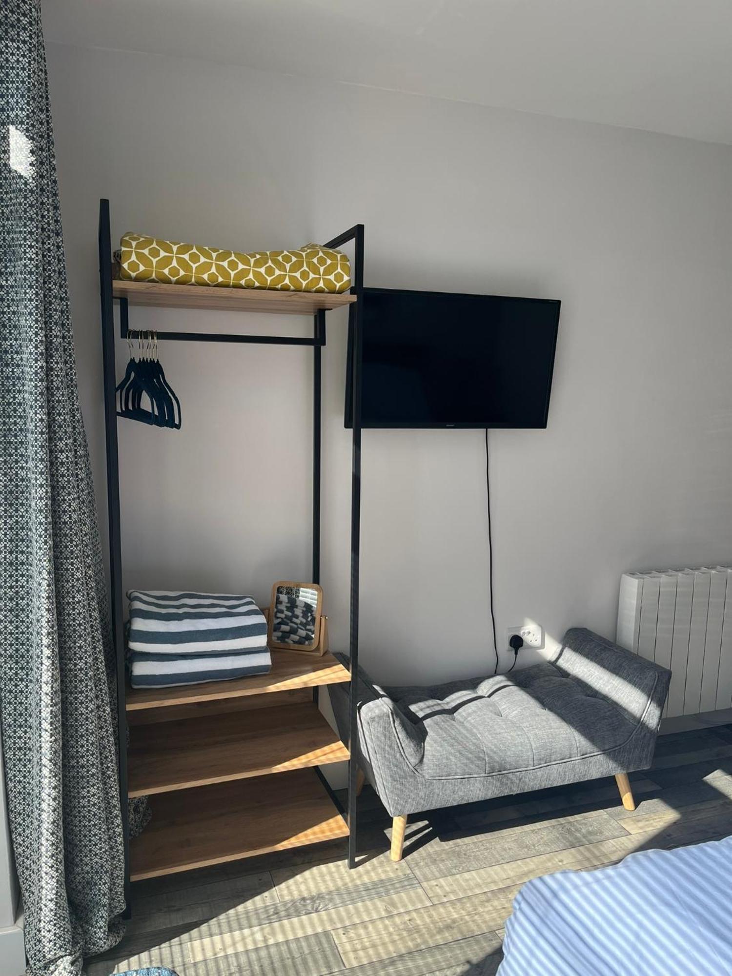 Entire Guest Suite In Four Mile Bridge, Rhoscolyn Valley Buitenkant foto